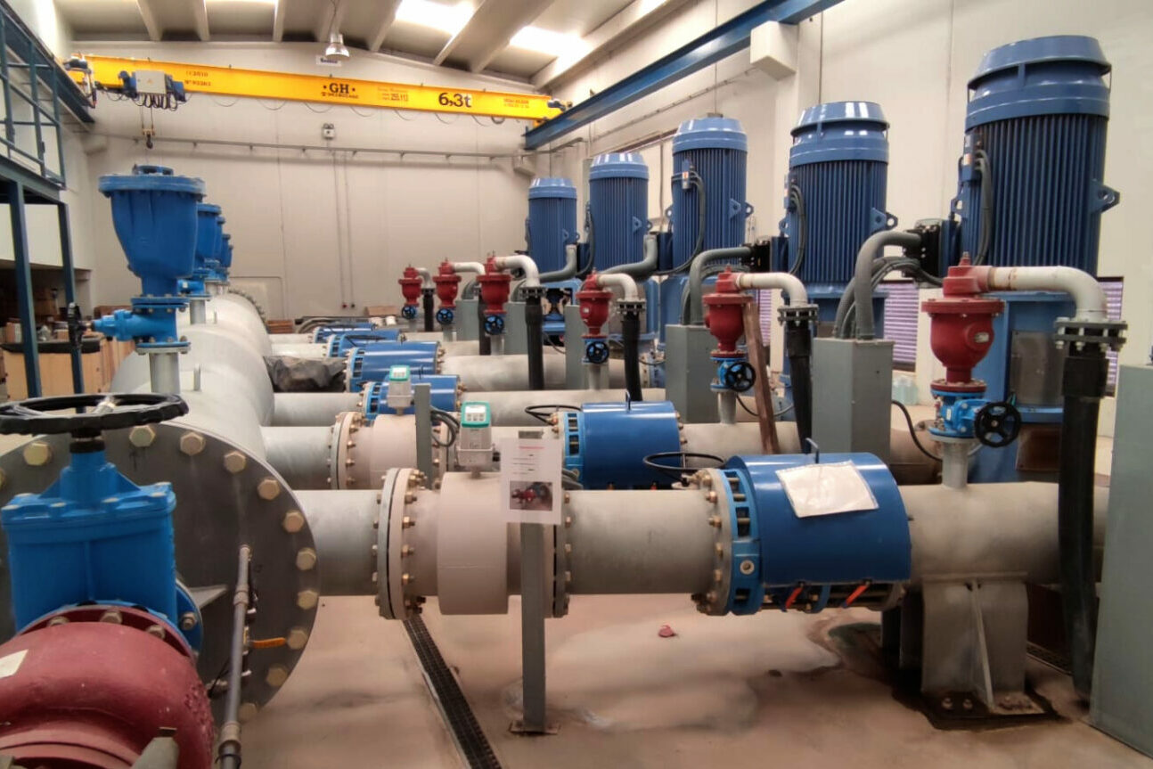 Imagen de una bomba de agua bien mantenida, con piezas limpias y lubricadasdesde atrás Imagen de una bomba de agua bien mantenida, con piezas limpias y lubricadas | Elegir potencia de una bomba de agua según el caudal y la altura de bombeo